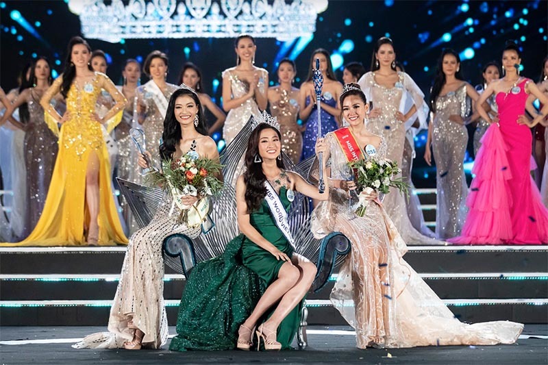 Hoa hậu Lương Thùy Linh: Gia đình tôi bình thường, không mua vương miện