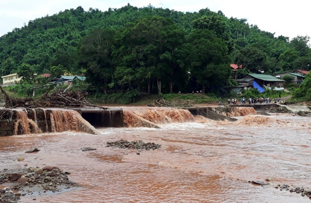 Mưa lũ cuốn trôi 2 em nhỏ Điện Biên, mới tìm được thi thể 1 em