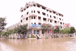 Biển nước 'bao vây' khu biệt thự triệu đô ở Hà Nội