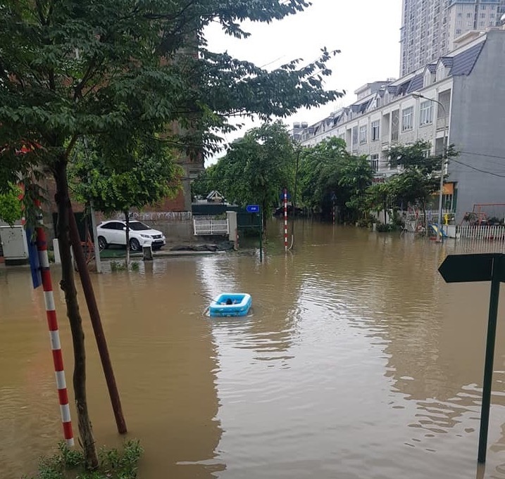 Nhà giàu Hà Nội thả phao vượt lũ, tối mặt vật lộn trong biển nước