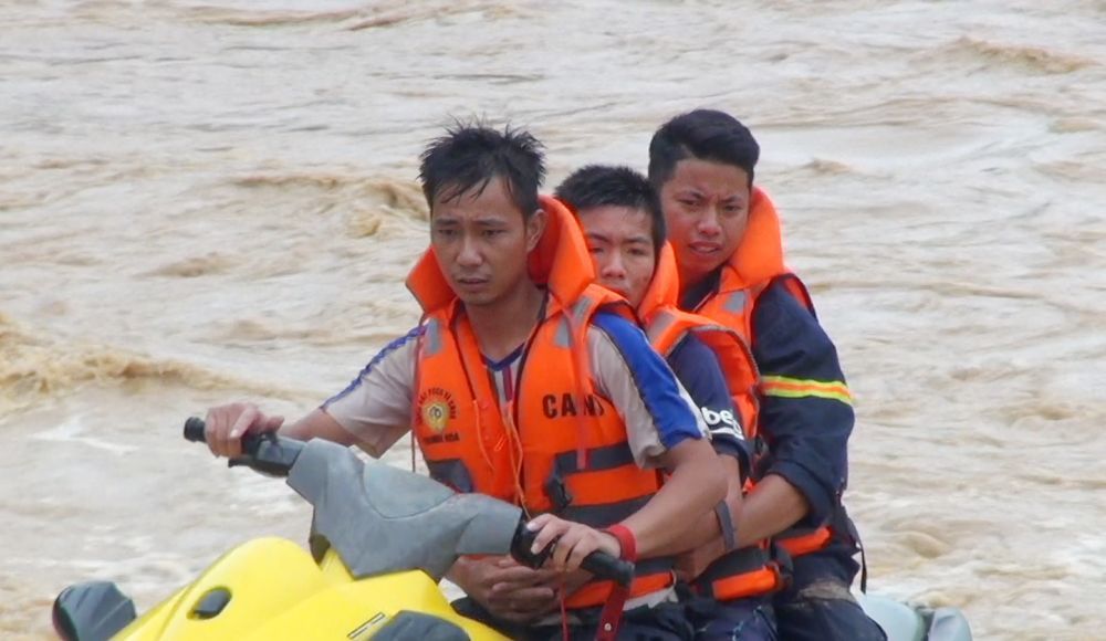 Cảnh sát lái ca nô đưa nạn nhân vượt vùng lũ dữ ở Thanh Hóa