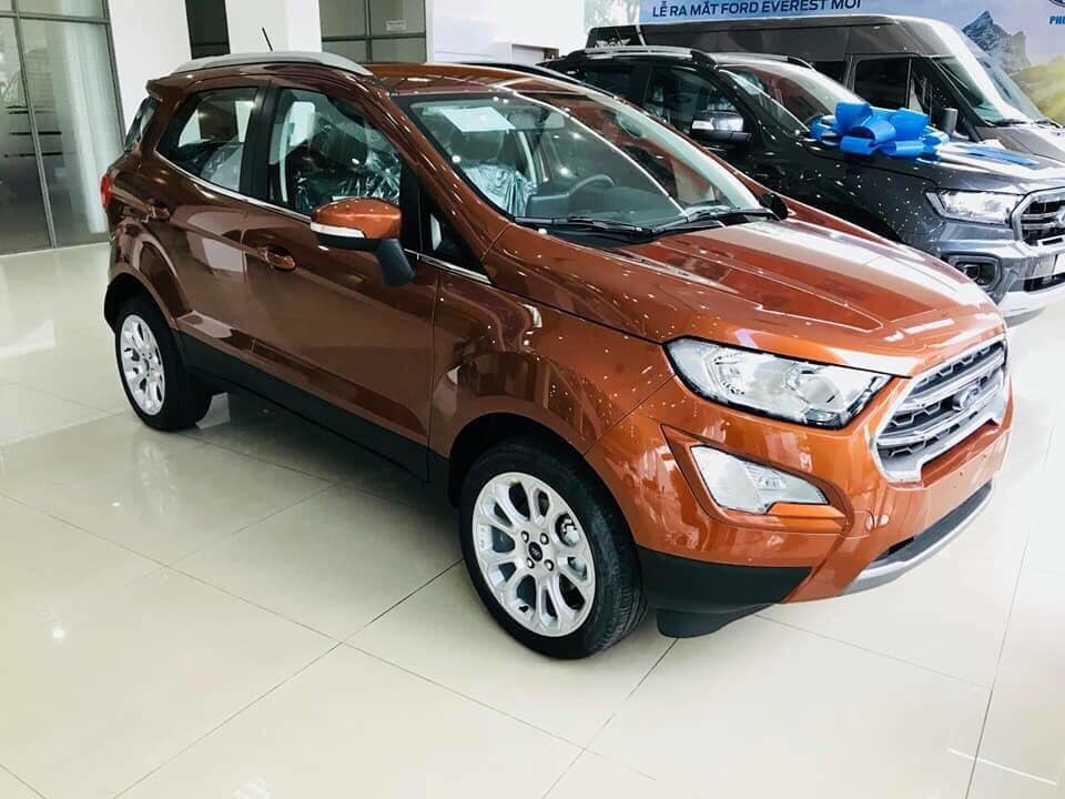 Không kiêng tháng cô hồn, dân Việt săn mua ô tô siêu giảm giá