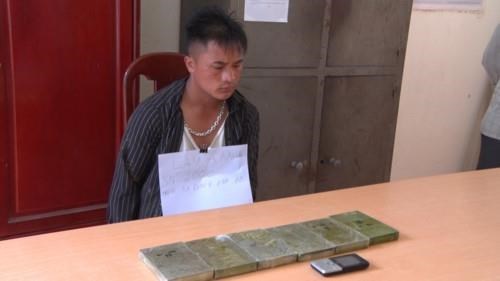 Two men smuggling 2.1kg heroin arrested in Dien Bien