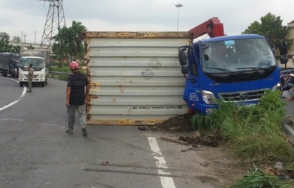 Dừng xe tải đi vệ sinh, tài xế tránh được thùng hàng container đè người