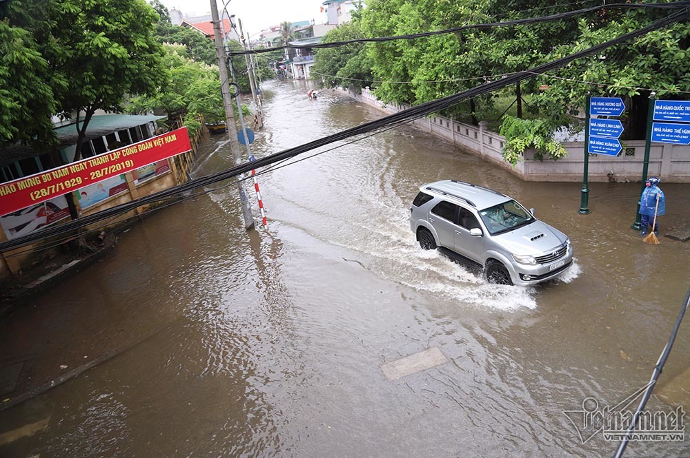 Cảnh khó tin của hàng trăm hộ dân Hà Nội sau 3 ngày mưa bão