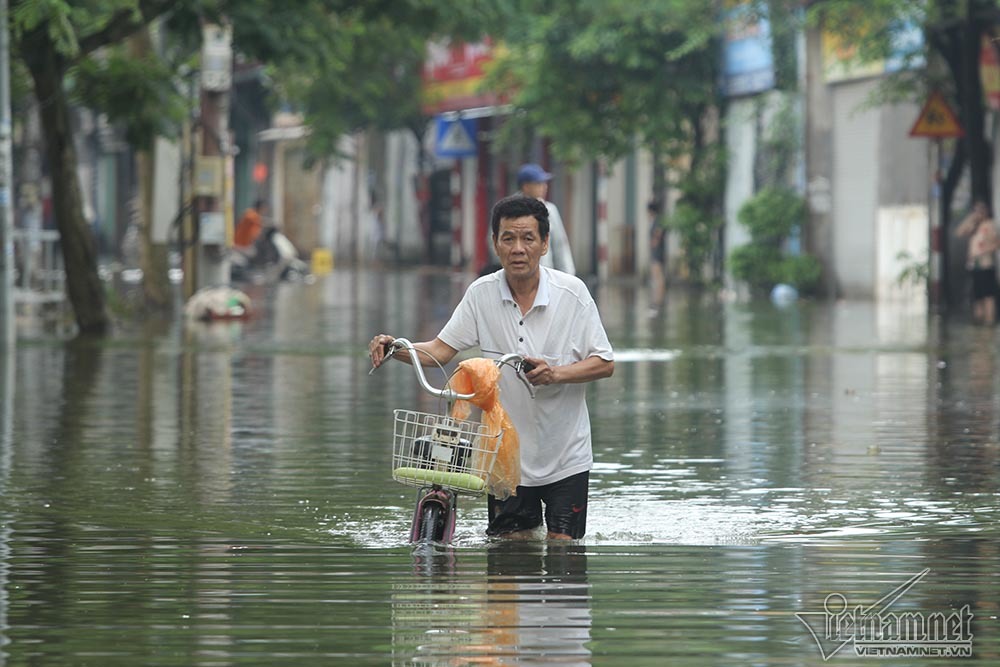 Cảnh khó tin của hàng trăm hộ dân Hà Nội sau 3 ngày mưa bão