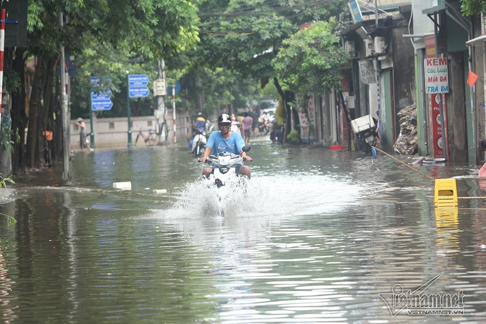 Cảnh khó tin của hàng trăm hộ dân Hà Nội sau 3 ngày mưa bão