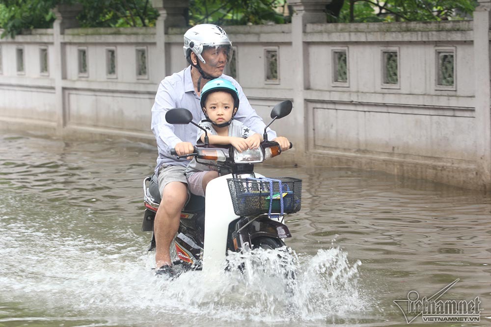 Cảnh khó tin của hàng trăm hộ dân Hà Nội sau 3 ngày mưa bão