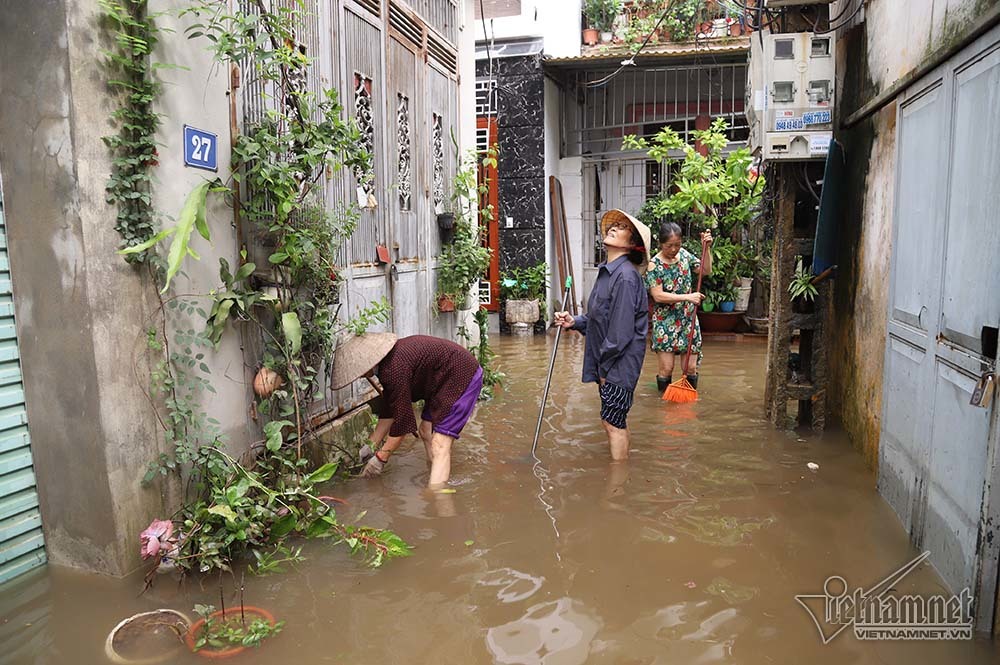 Cảnh khó tin của hàng trăm hộ dân Hà Nội sau 3 ngày mưa bão
