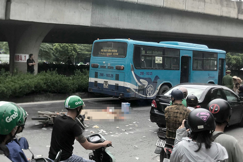 Quệt vào xe buýt, người đàn ông đi xe máy bị cán chết ở Hà Nội