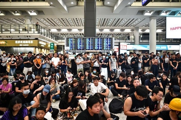 Nhân viên đình công, sân bay Hong Kong hỗn loạn