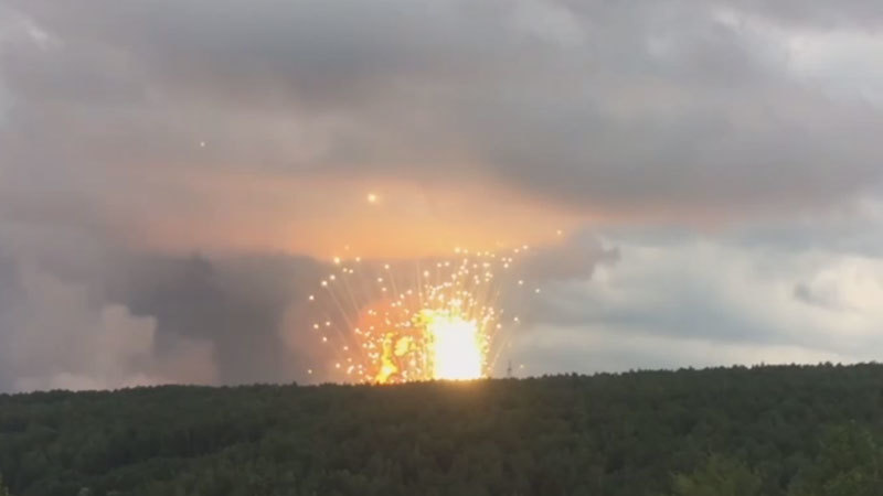 Clip kho đạn Nga nổ như pháo hoa, nhiều người bị thương