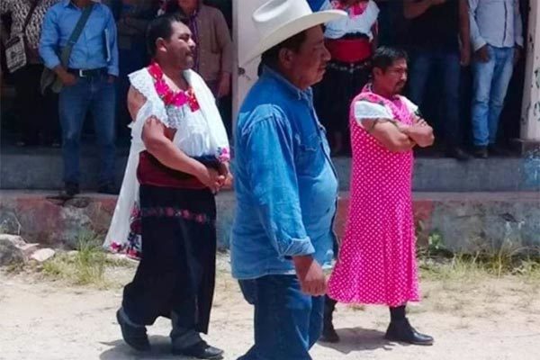 Thất hứa với cử tri, nam thị trưởng bị bắt mặc váy diễu phố