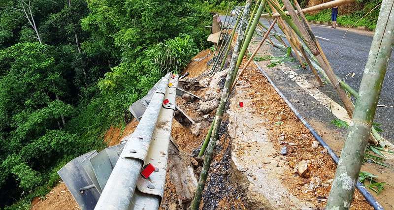 Quốc lộ 217 Thanh Hóa sạt lở nghiêm trọng sau mưa lũ