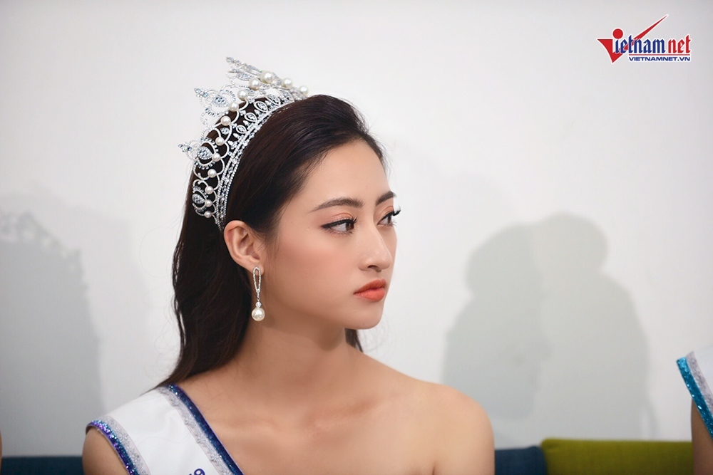 Hoa hậu Lương Thùy Linh lần đầu òa khóc trên livestream vì bất ngờ đặc biệt