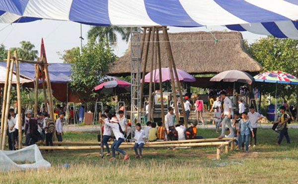 Ethnic Thai children perform folk songs at month-long event