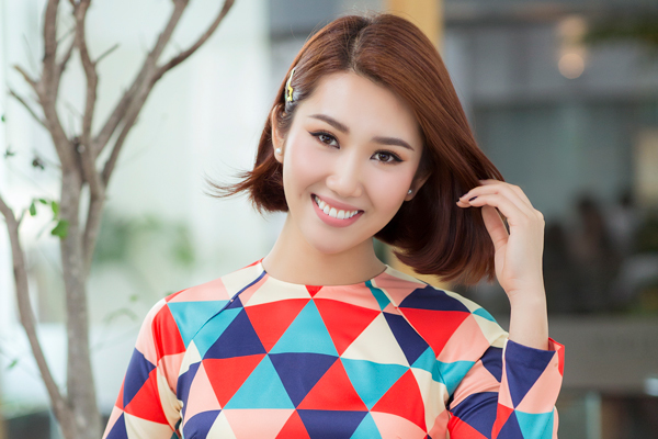 Thuý Ngân mặc áo dài hoạ tiết sặc sỡ khoe dáng ở Nhật Bản