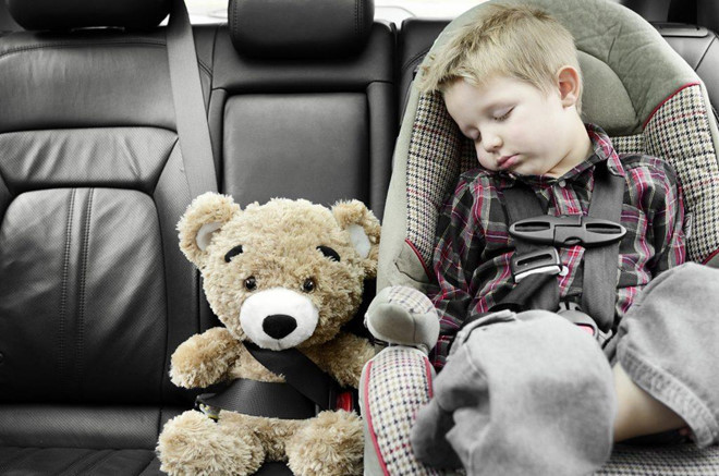 Vì sao người lớn có thể bỏ quên trẻ nhỏ bên trong ôtô?