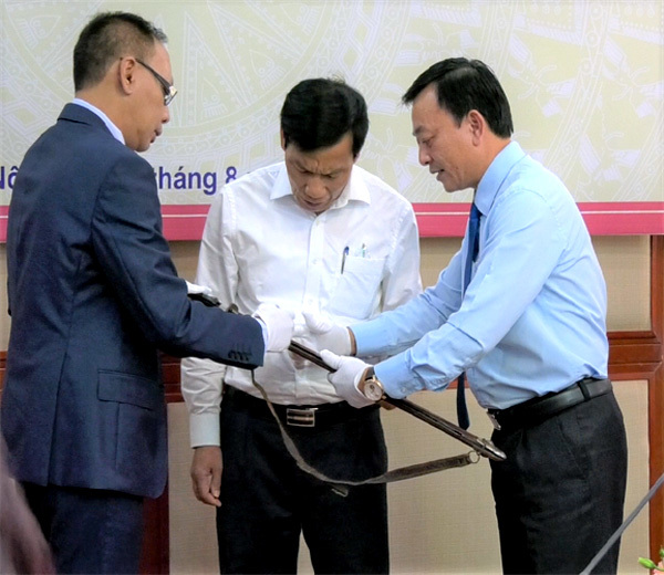 Ho Chi Minh Museum receives donated objects from Mong King family