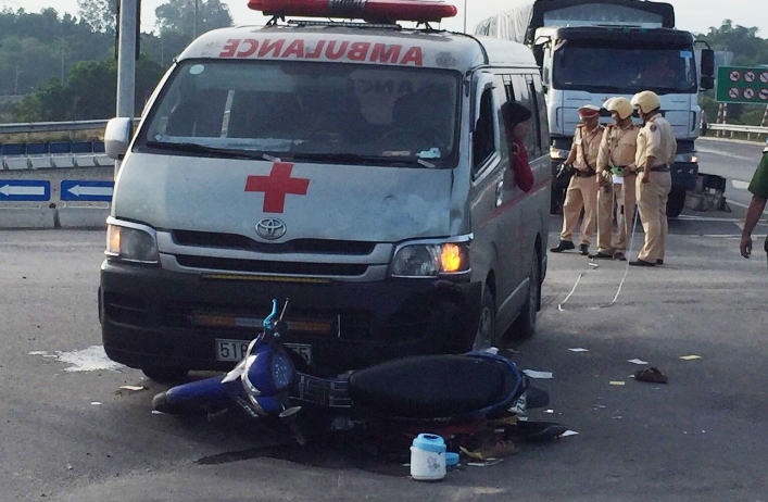Xe cứu thương chở quan tài tông xe máy ở Đà Nẵng, 2 người nguy kịch