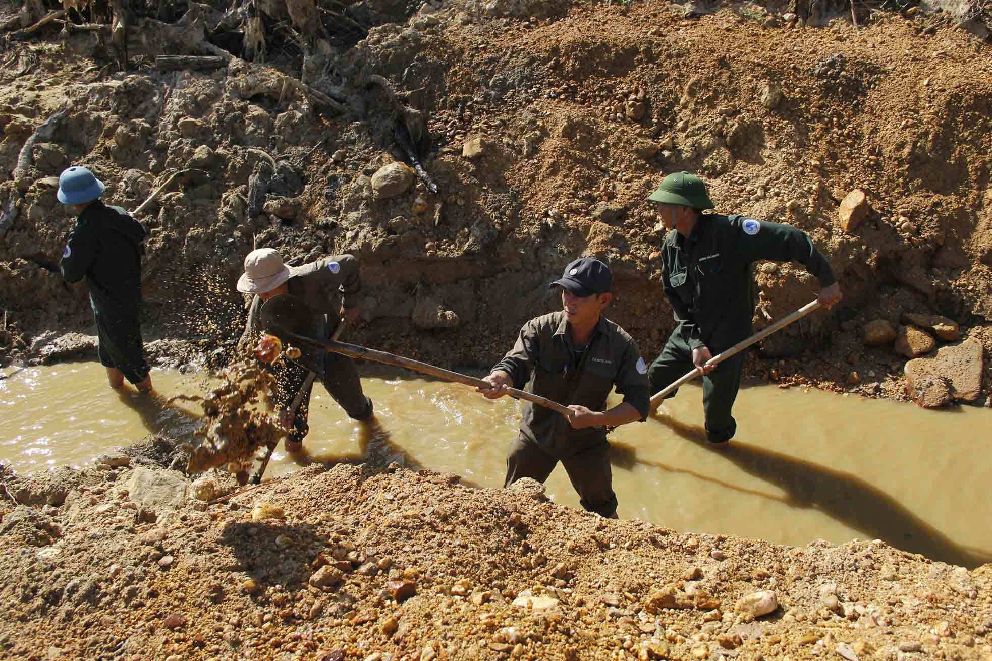 Khô hạn kéo dài, Quảng Trị huy động trăm người nạo vét sông tìm nước