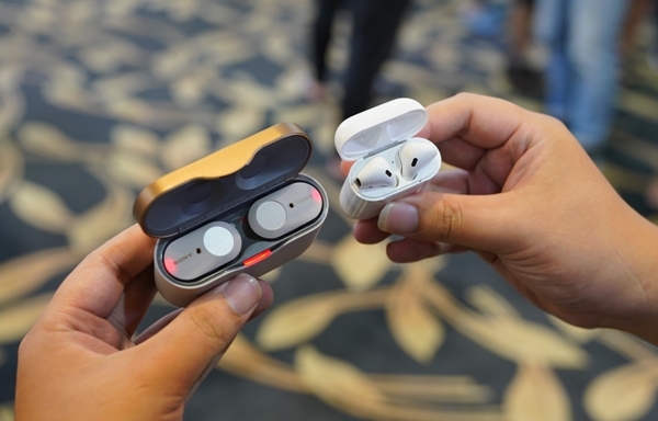 So sánh tai nghe không dây Apple AirPods với đối thủ Sony WF-1000XM3