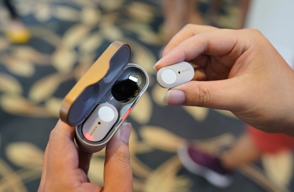 So sánh tai nghe không dây Apple AirPods với đối thủ Sony WF-1000XM3