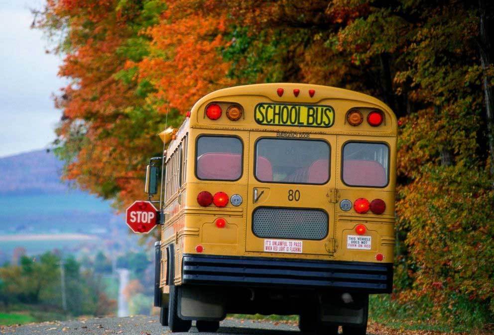 Bé 4 tuổi bị bỏ quên trên xe buýt trường học