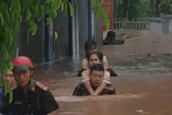 Clip công an, bộ đội cõng dân trong nước lụt tận cổ ở Đắk Lắk