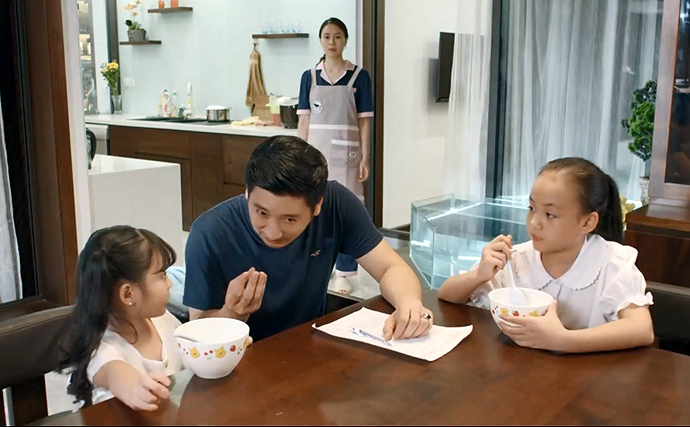 'Hoa hồng trên ngực trái' tập 2, Thái sỉ nhục Khuê vì ở nhà làm nội trợ ăn bám