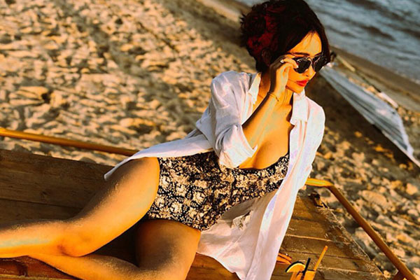 Những bộ bikini hàng hiệu đắt đỏ, gợi cảm của vợ tỷ phú Minh Nhựa, Cường Đô la