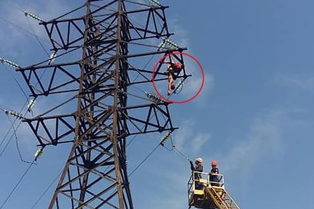 Leo cột cao thế để chụp ảnh tự sướng, thiếu niên bị điện giật chết