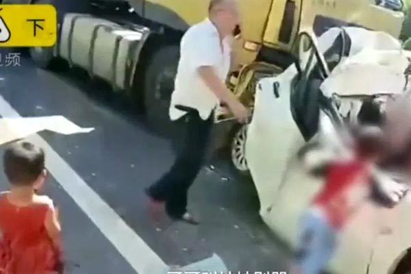 Cảm động anh dỗ em sau vụ tai nạn khiến cha mẹ thiệt mạng