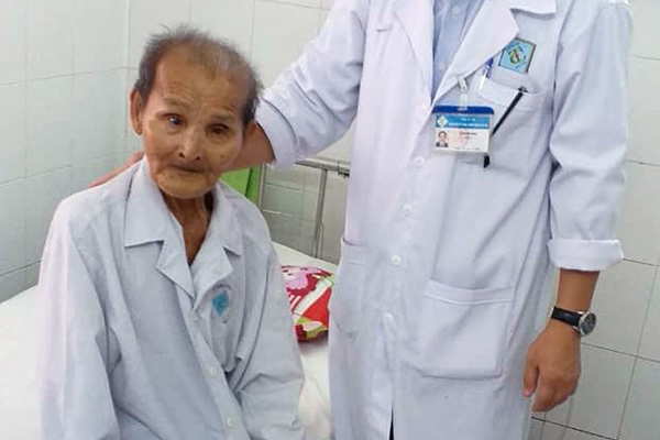 Thay khớp háng cụ ông 98 tuổi bị bệnh tim nặng