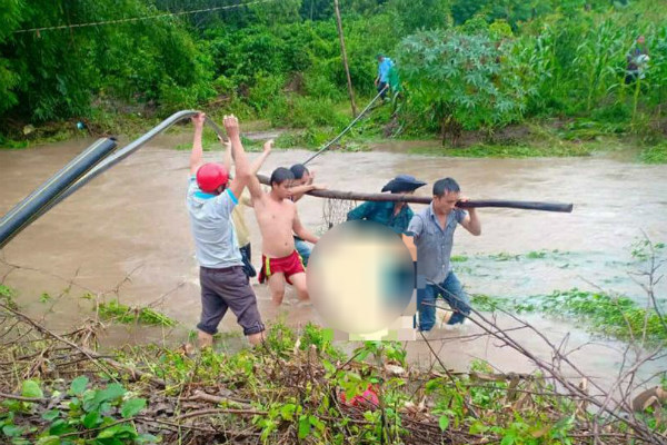 Tìm thấy người phụ nữ bị lũ cuốn kẹt vào hòn đá chết thương tâm