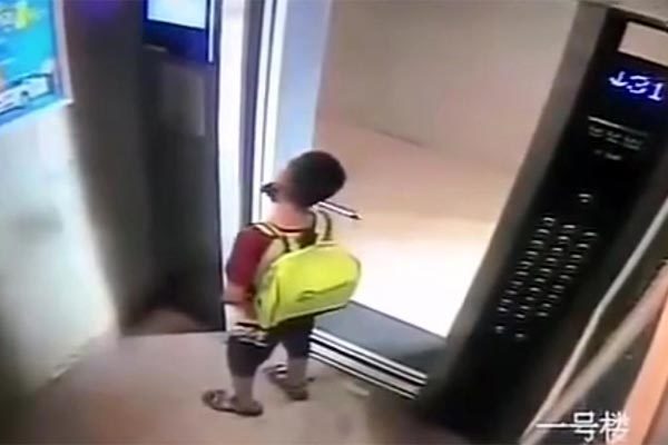 Bài học cay đắng cho bé trai nghịch dại trong thang máy