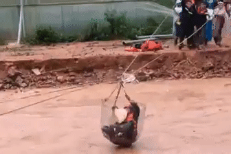 Cảnh sát mắc cáp đưa 40 người thoát khỏi lũ dữ ở Lâm Đồng