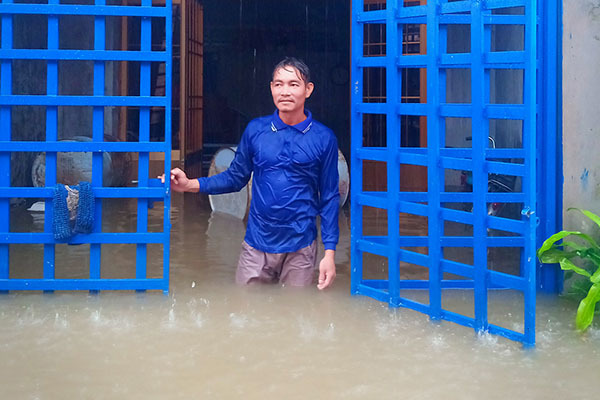 Phú Quốc ngập chưa từng thấy, nhiều ngày liên tiếp nước lũ bao quanh nhà