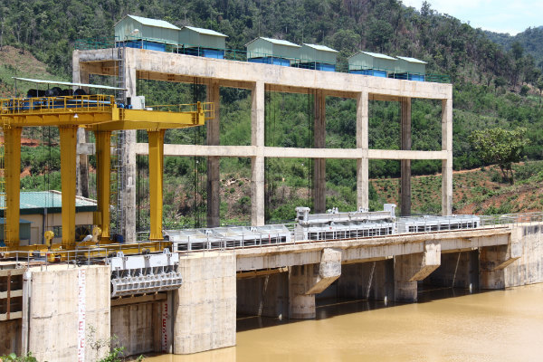 Thủy điện 13 triệu m3 ở Đắk Nông kẹt cửa van, dọa vỡ đập
