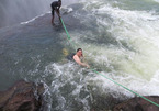 Bể bơi của Quỷ dữ trên đỉnh thác nước nguy hiểm nhất thế giới