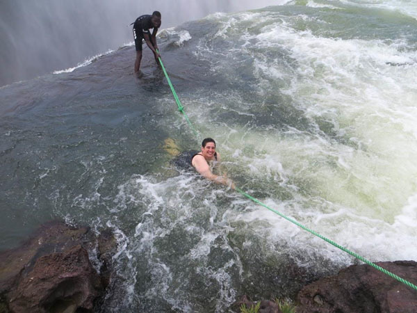 Bể bơi của Quỷ dữ trên đỉnh thác nước nguy hiểm nhất thế giới