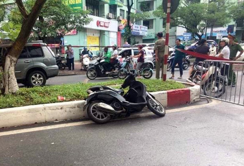 Cây đổ vắt ngang đường Hà Nội, lái xe tông vào tử vong tại chỗ