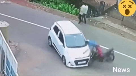 Đâm vào đầu ôtô, nam tài xế mặc váy lộn vòng thoát nạn