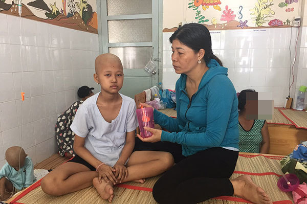 Bé gái kiên cường chống chọi căn bệnh ung thư
