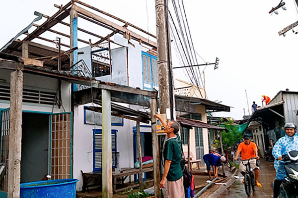 Lốc xoáy làm sập nhà, đè chết người phụ nữ đang xem tivi