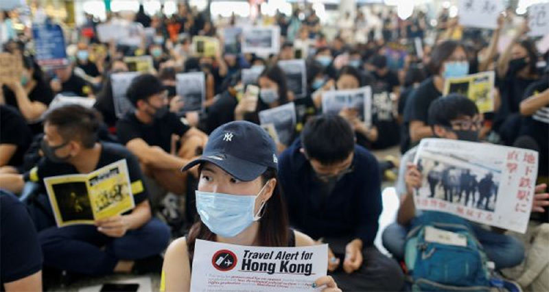 Người biểu tình Hong Kong ngồi lì ở sân bay đòi loạt yêu sách