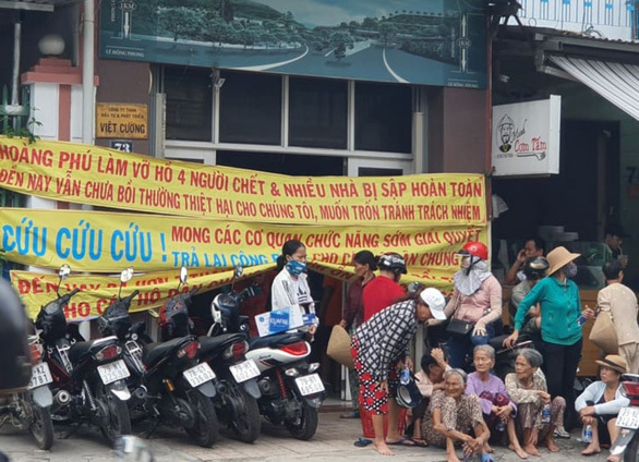 Sạt lở “hồ vô cực”: Dân căng băng rôn đòi bồi thường, Sở nói, đã đền bù