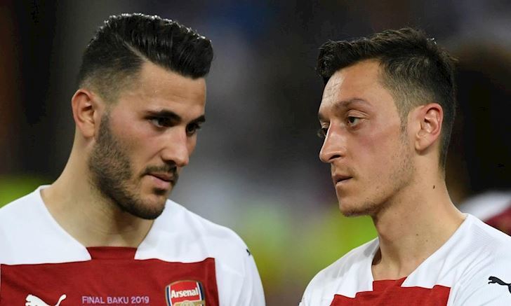 Arsenal mất Ozil, Kolasinac ra quân Ngoại hạng Anh do vụ cướp