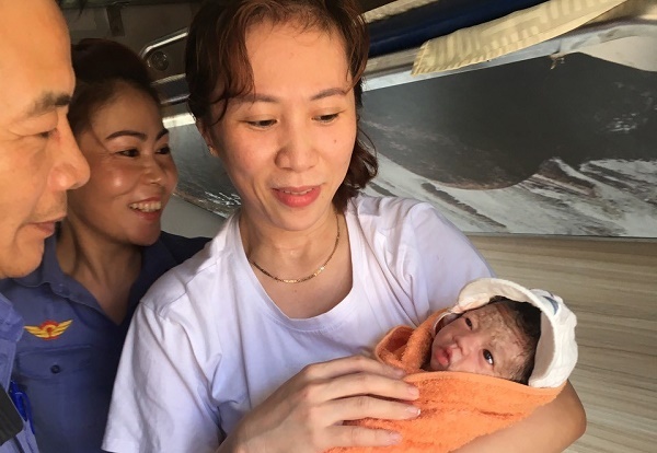 Tiếp viên đường sắt giúp thai phụ 'vượt cạn' trên tàu