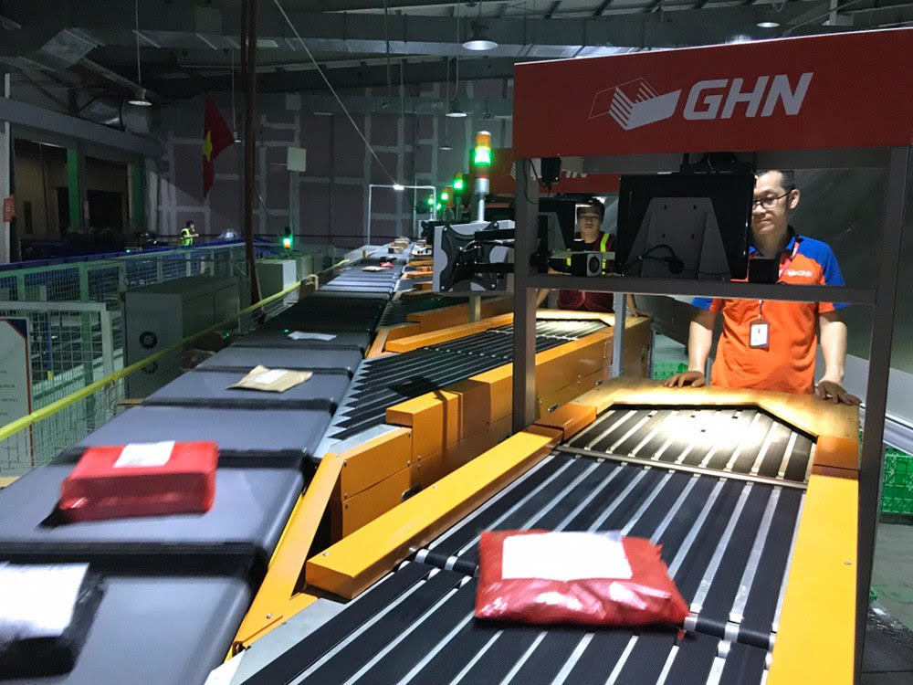 Robot phân loại, đóng gói hàng hoá thay con người